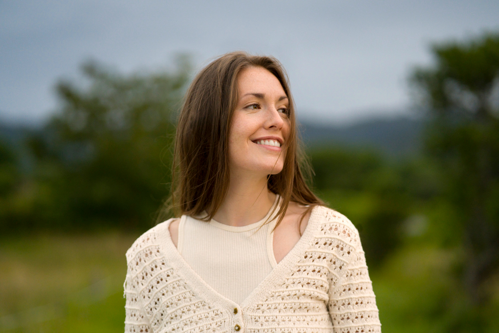 Single Frau blickt nach rechts