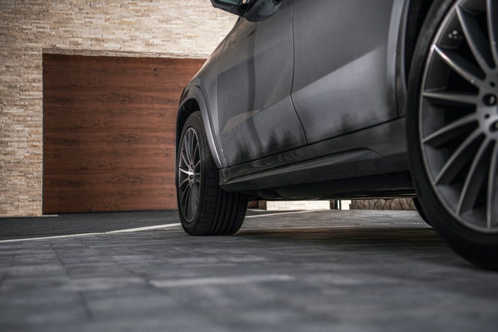 Neuer Gebrauchtwagen vor der Garage dank eines Autokredit mit günstigen Konditionen.