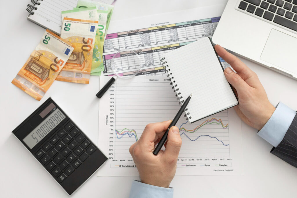 Notizblock und Taschenrechner für die Ermittlung der Finanzlösung im Rahmen der Beratung von Kredit und Baufinanzierung.
