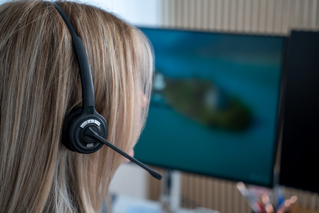 Junge Frau mit Headset